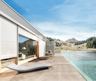 Outdoor roller blinds with ZIIIP side guides